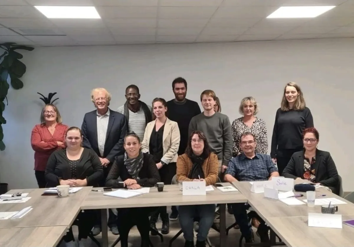 Session de formation QSBAIL : un groupe de quatorze participants autour de tables en U, dans une salle de réunion