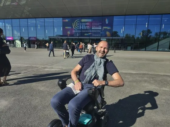 Devant le Parc des expositions de Bordeaux
