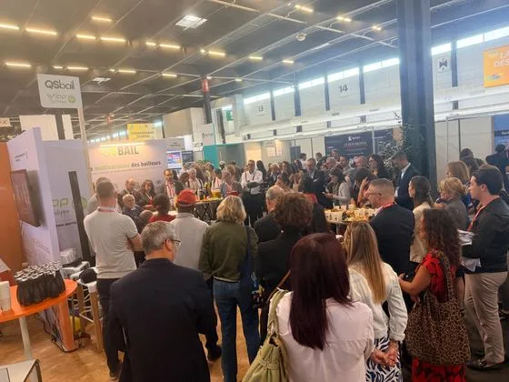 Le public rassemblé autour du stand QSBAIL, Hall 1