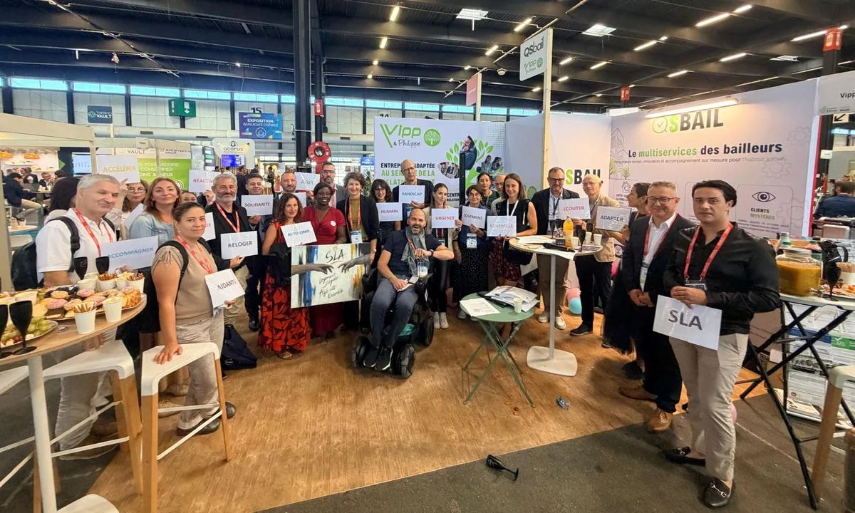 Photo de groupe sur le stand QSBAIL, pancartes en main, lors du lancement de l’appel de Bordeaux