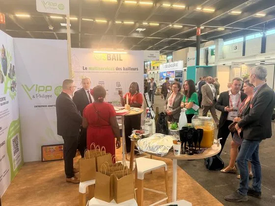 Échanges sur le stand après les prises de parole