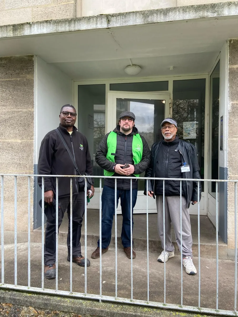 Équipe QSBAIL devant l'entrée d'une résidence, avant une tournée de terrain
